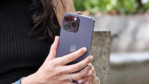 Khi chụp chính diện, màu tím trên iPhone 14 Pro sẽ có thiên hướng ngả về màu đen